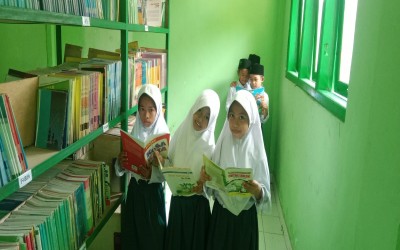 Perkuat Literasi, Siswa-siswi MI Tarbiyatut Thullab Mengunjungi Perpustakaan